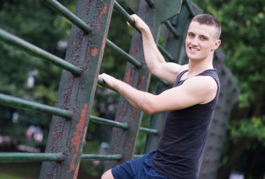 sporcu adam climing bir bar