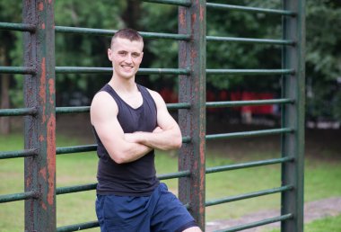 sporcu adam çim içinde ayakta