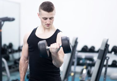 Spor salonunda bir dumbells adamla