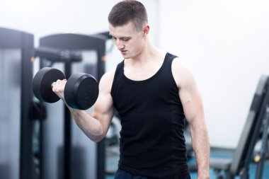 Spor salonunda bir dumbells adamla