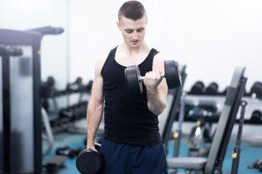 Spor salonunda bir dumbells adamla