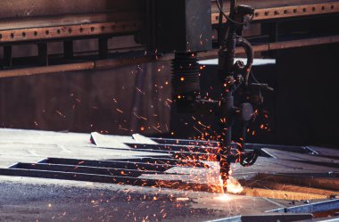 Oxy yakıt kaynak makinesi fabrikada metal kesiyor.