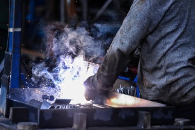 Bir Çelik fabrikasında ark kaynağı