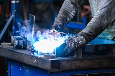 Bir Çelik fabrikasında ark kaynağı