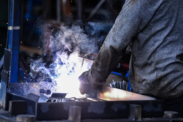 Bir Çelik fabrikasında ark kaynağı