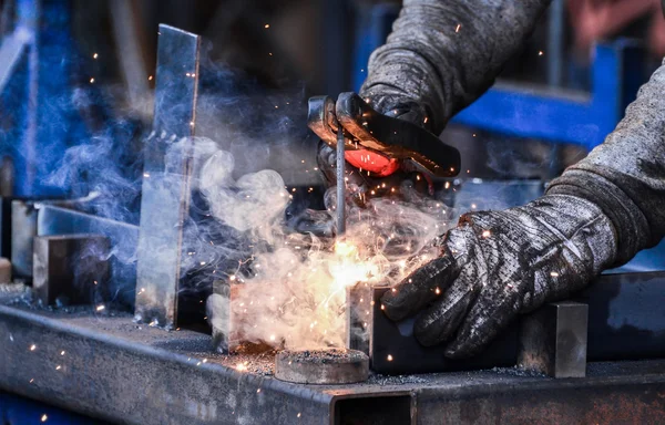 Дугове зварювання сталі на заводі — стокове фото