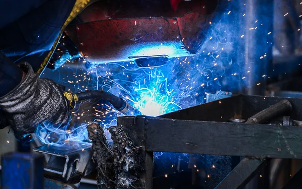 Pengelasan busur baja di pabrik — Stok Foto