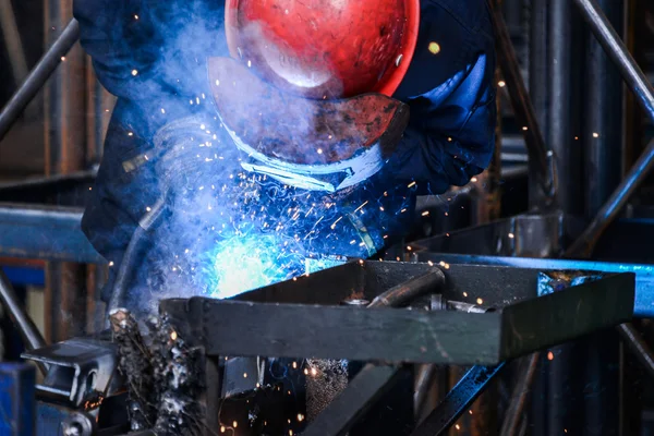 Saldatura ad arco di un acciaio in fabbrica — Foto Stock