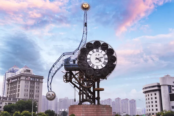 Cityscape van de eeuw klok staat 40 meter hoog en weegt 170-tons, het vertegenwoordigt het begin van de Chinese moderne industrie in Tianjin. — Stockfoto
