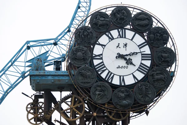 Cityscape of Century clock stands 40-meters high and weighs 170-tons, it represents the beginning of the Chinese Modern Industry in Tianjin. — Stock Photo, Image