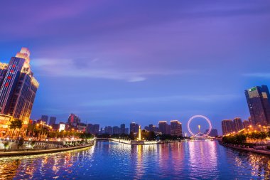 Tianjin kuzey kıyı Çin'de bir metropol, Tianjin Hai Nehri üzerinde, Yongle Köprüsü üzerinde inşa edilmiş uzun boylu dev dönme dolap. 