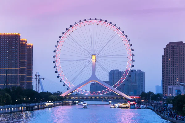 Tianjin kuzey kıyı Çin'de bir metropol, Tianjin Hai Nehri üzerinde, Yongle Köprüsü üzerinde inşa edilmiş uzun boylu dev dönme dolap. — Stok fotoğraf