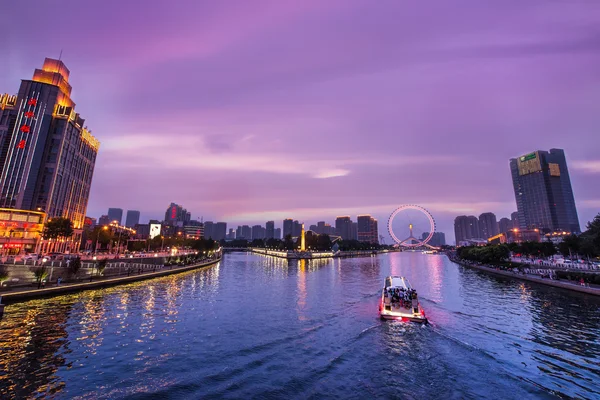 Tianjin is een metropool in de noordelijke kust van China, hoog reuzenrad gebouwd boven de Yongle-brug, over de rivier de Hai in Tianjin. — Stockfoto