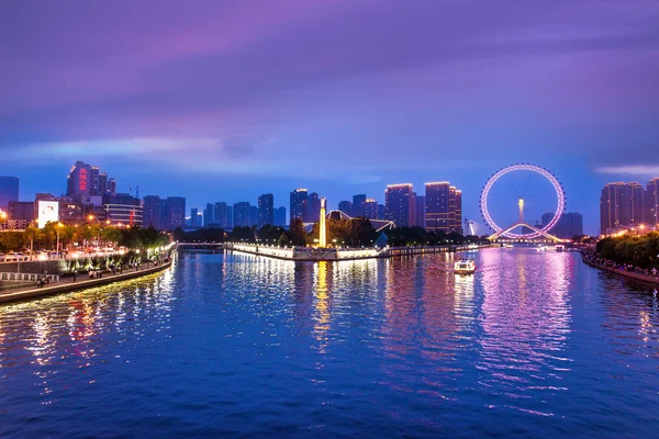天津は中国北部沿岸の大都市で、高い巨大な観覧車がヨングル橋の上に建てられ、天津の海川の上に建てられました。. — ストック写真