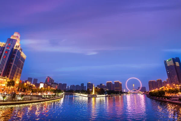 Tianjin é uma metrópole no litoral norte da China, alta roda gigante construída acima da Ponte Yongle, sobre o rio Hai em Tianjin . — Fotografia de Stock