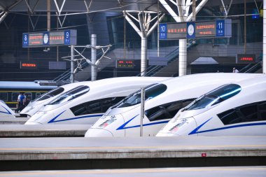 Tianjin Tren İstasyonu yüksek hızlı trenler için. Hexiehao Crh bir kurşun tren (Çin Demiryolu Yüksek hızlı).
