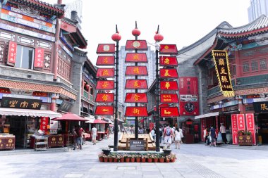 Tianjin Antik Kültür Caddesi'nde insanlar ziyaret ediyor. Tianjin City, Çin'de bulunan.