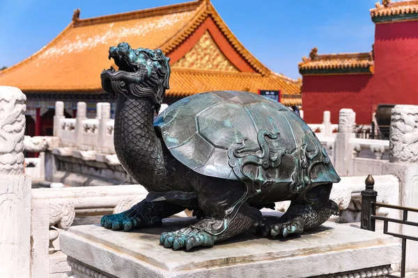 Bronze tortoise in Forbidden City, Beijing, China. — Stock Photo, Image