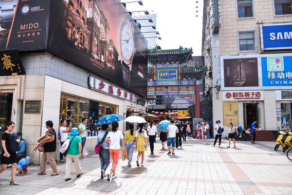 Pechino, strada wangfujing caratteristica strada snack. Si sta specializzando nel Pechino e snack sapore locale, souvenir turismo, arti popolari e artigianato mercato . — Foto Stock