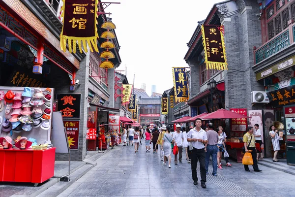 Tianjin Ancient Culture Street, la gente sta visitando. Situato nella città di Tianjin, Cina . — Foto Stock