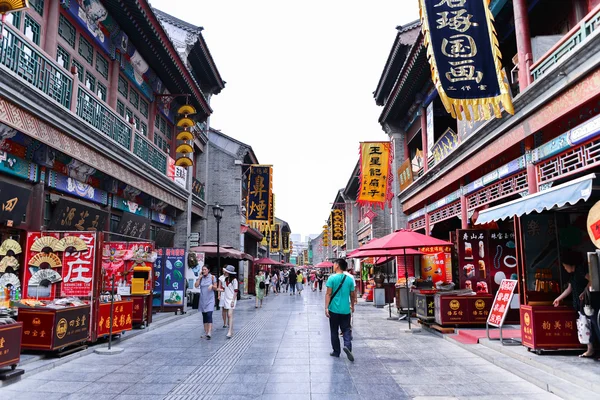 Tianjin Ancient Culture Street, la gente sta visitando. Situato nella città di Tianjin, Cina . — Foto Stock