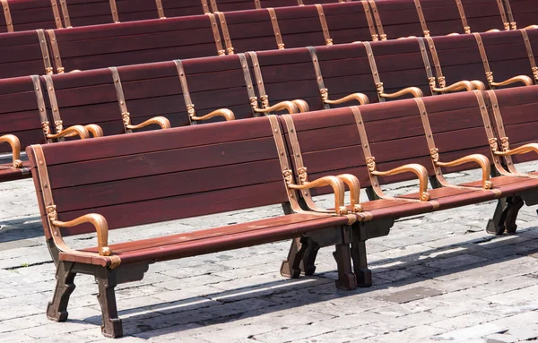 Reihe von Holzbänken im Park — Stockfoto