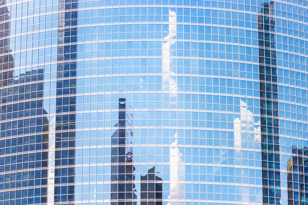 The reflection of cloud and buildings in the windows of modern o — Stock Photo, Image
