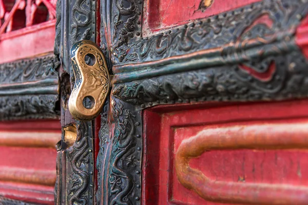 Lden chave na porta do Hall of Preserving Harmony na Cidade Proibida, Pequim, China — Fotografia de Stock