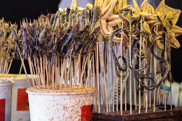 Жареные насекомые и скорпионы как закуска уличной еды в Китае, Пекине — стоковое фото