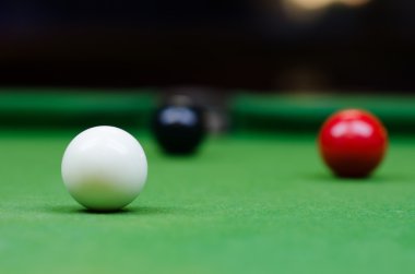 Üç farklı renk snooker top masanın üzerine