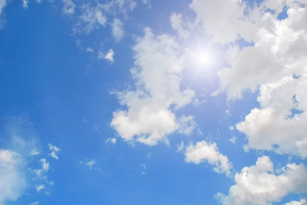 Cielo azul con nubes y sol — Foto de Stock