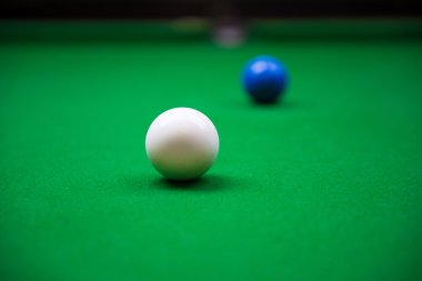 Yeşil tablo 1 topa snooker