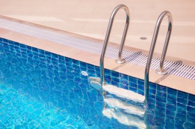 Merdivenli yüzme havuzu