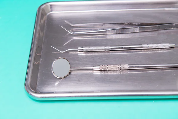 Dentální nástroje v zubní klinice — Stock fotografie