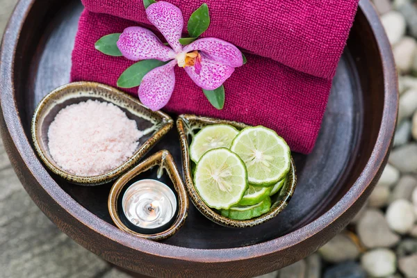 Ensemble traditionnel thaïlandais de soins du corps — Photo