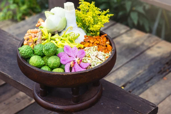 Boules et herbes traditionnelles thaïlandaises — Photo