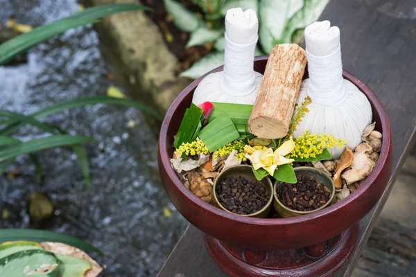 Tajski tradycyjnych ziołowych kulki i zioła — Zdjęcie stockowe