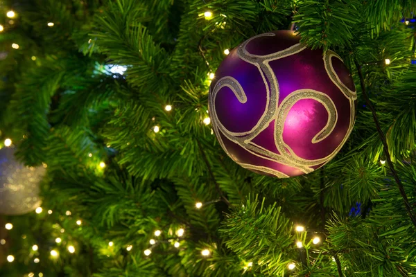 Árbol de Navidad y decoración — Foto de Stock