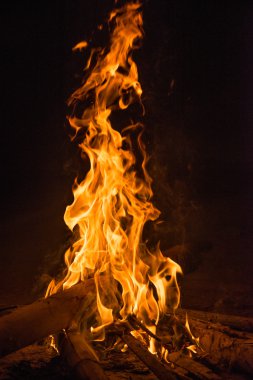 Gece kampta yangın