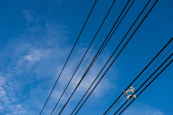 Elektriska ledningar med blå himmel — Stockfoto