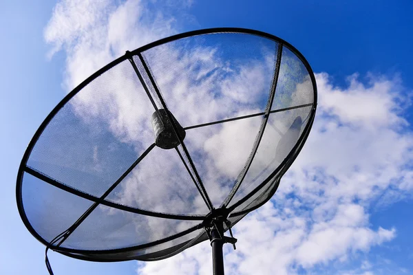 Satellitenschüsseln mit blauem Himmel — Stockfoto