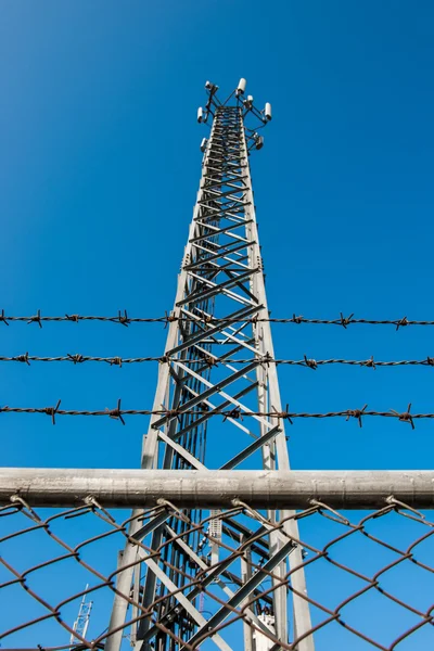 Sendemast und Stacheldraht — Stockfoto