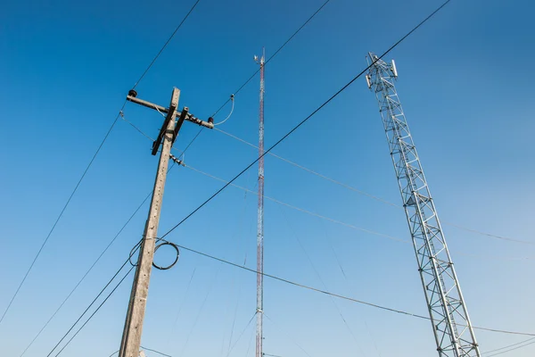 Transmitter mast and electrical post — Stock Photo, Image