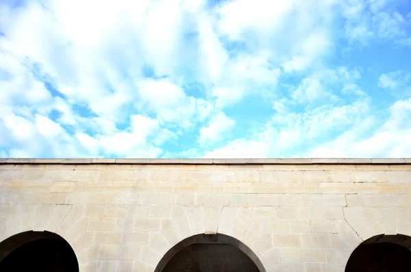 Стена и голубое небо — стоковое фото