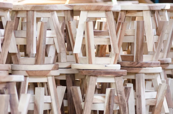 Un tas de chaises en bois — Photo