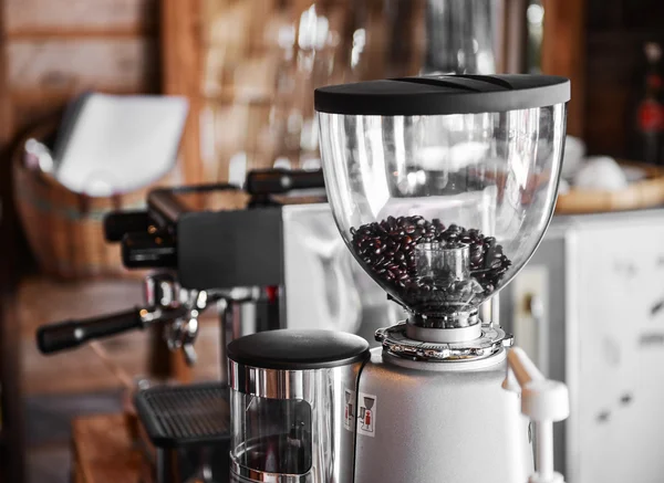 Kafede kahve makinesi — Stok fotoğraf