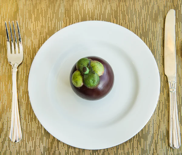 Мангостин на белой тарелке — стоковое фото