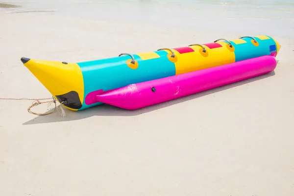 Banana barca sulla spiaggia — Foto Stock