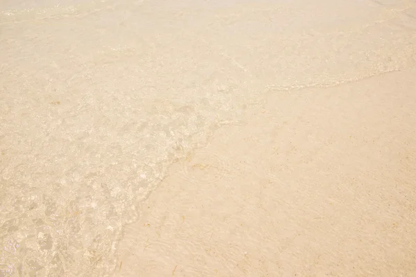 Onda sulla sabbia della spiaggia — Foto Stock