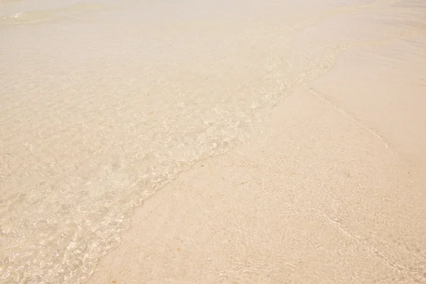 Onda sulla sabbia della spiaggia — Foto Stock